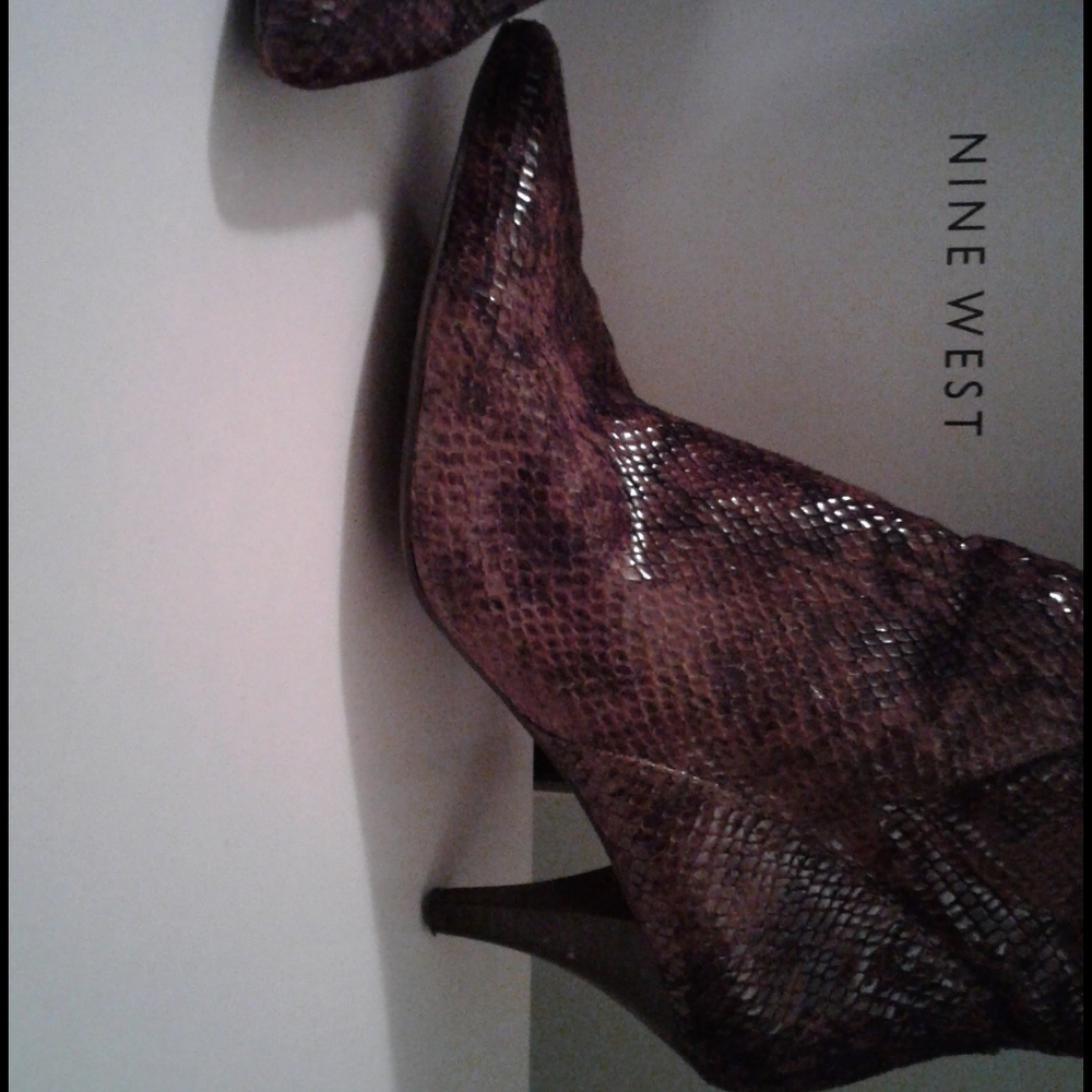 NINE WEST TEXTURED BOOTS